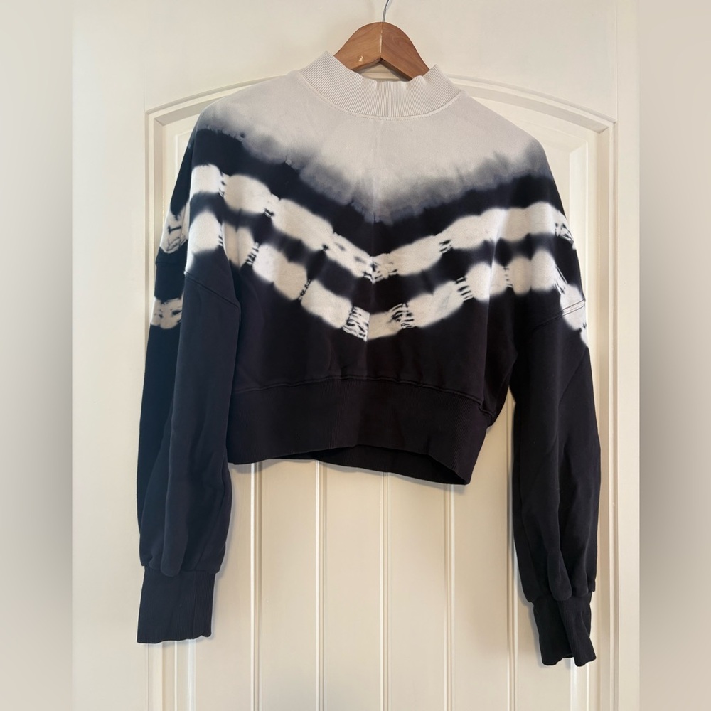 Fabletics Black and white tie dye Cropped Turtle sweatshirt